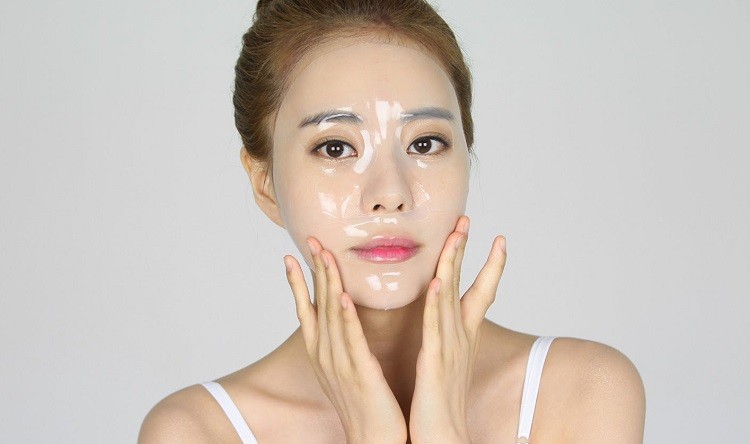 Đắp mặt nạ collagen