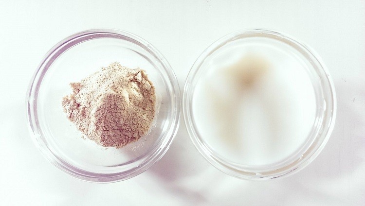 Bột cám gạo và sữa tươi