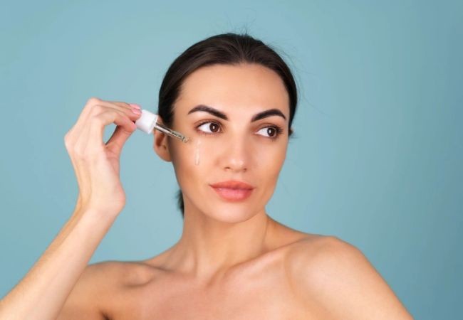 Tại sao nên sử dụng serum trị mụn trắng da?